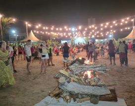 Pé na areia e boa música no 3º Luau de Verão
