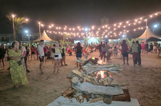 Pé na areia e boa música no 3º Luau de Verão