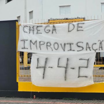 Heriberto Hülse amanhece com faixas de protesto da torcida do Criciúma