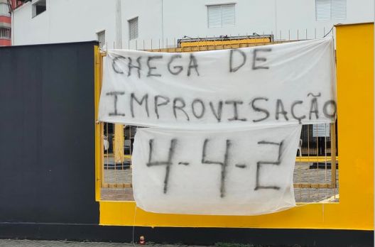 Heriberto Hülse amanhece com faixas de protesto da torcida do Criciúma