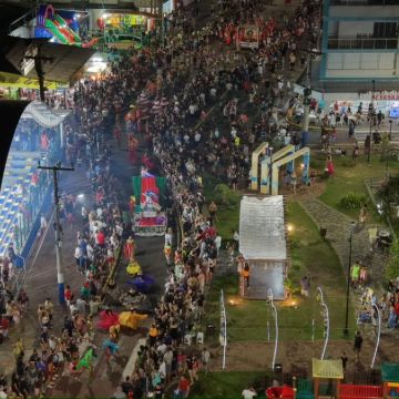 Blocos e escola de samba agitam a avenida durante o Carnarroio 2026