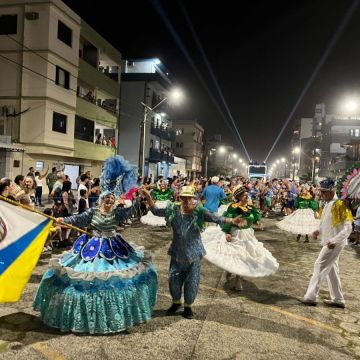 Blocos e escola de samba agitam a avenida durante o Carnarroio 2026