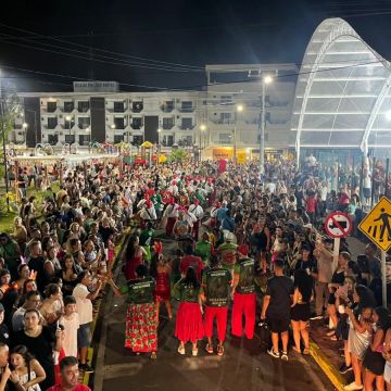 Blocos e escola de samba agitam a avenida durante o Carnarroio 2026