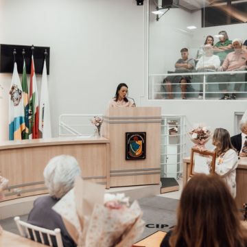 Câmara do Arroio do Silva presta homenagem a 11 mulheres com o Troféu Lucília da Silva Borges