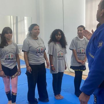 Jovens do CRAS participam de vivência de jiu-jitsu na Amai-vos