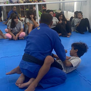 Jovens do CRAS participam de vivência de jiu-jitsu na Amai-vos