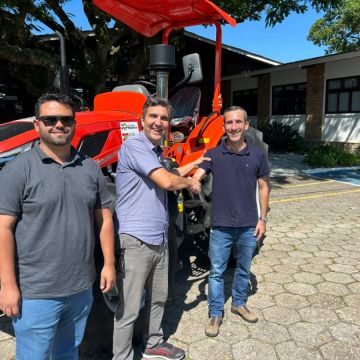 Trator reforça setor pesqueiro em Araranguá