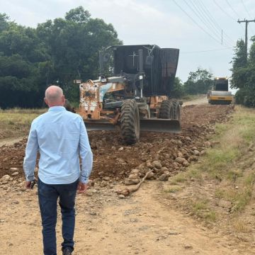 Meleiro intensifica melhorias em estradas e amplia serviços no interior