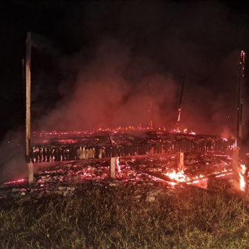Incêndio destrói casa em construção durante a madrugada em Araranguá