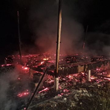 Incêndio destrói casa em construção durante a madrugada em Araranguá