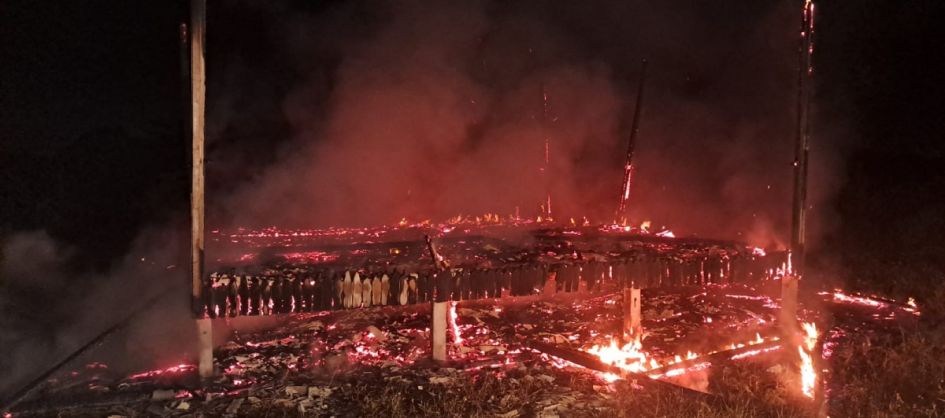 Incêndio destrói casa em construção durante a madrugada...