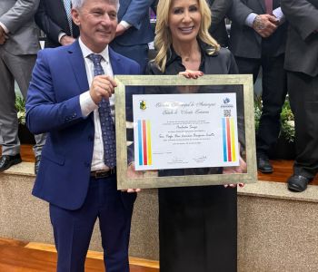 Câmara de Araranguá homenageia Luciane Ceretta com Título de Cidadã Honorária