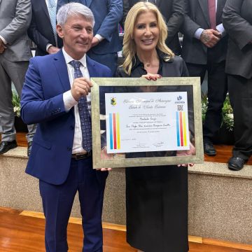 Câmara de Araranguá homenageia Luciane Ceretta com Título de Cidadã Honorária