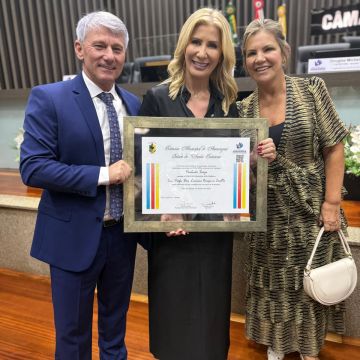 Câmara de Araranguá homenageia Luciane Ceretta com Título de Cidadã Honorária