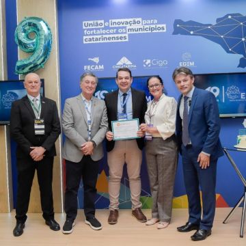 AMESC é homenageada pela EGEM durante celebração dos 19 anos da Escola de Gestão Municipal