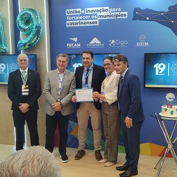 AMESC é homenageada pela EGEM durante celebração dos 19 anos da Escola de Gestão Municipal