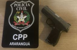 Simulacro de arma usado em ameaças é apreendido durante cumprimento de mandado em Araran...
