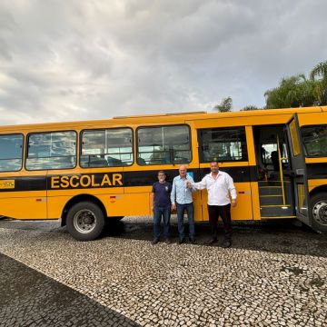 Meleiro renova frota municipal com aquisição de novo ônibus escolar e veículo para a Administração