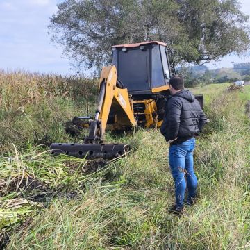 Prefeitura de Balneário Gaivota intensifica limpeza de canais e bueiros para prevenir impactos do El Niño no segundo semestre