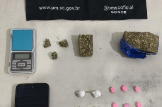Homem é preso por tráfico de drogas durante cumprimento de mandado em Sombrio