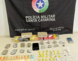 Ação da PM termina com dois presos e mais de 2,6 kg de maconha apreendidos no Caverazinh...
