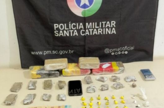 Ação da PM termina com dois presos e mais de 2,6 kg de maconha apreendidos no Caverazinh...