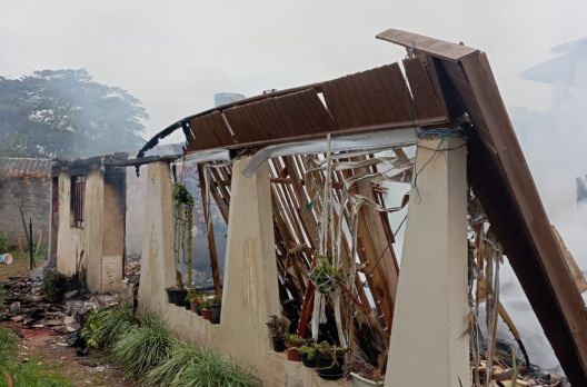 Botijão de gás provoca incêndio em residência em Jacinto Machado
