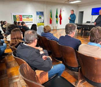 Administração Municipal dialoga com moradores da Rua Rui Barbosa sobre início da revitalização