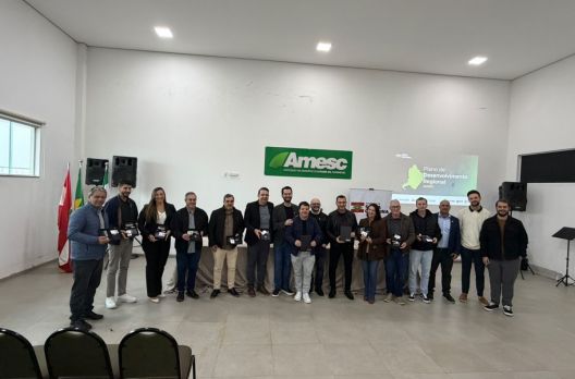 Assembleia de prefeitos da AMESC debate inovação, cultura, reforma tributária e desenvo...