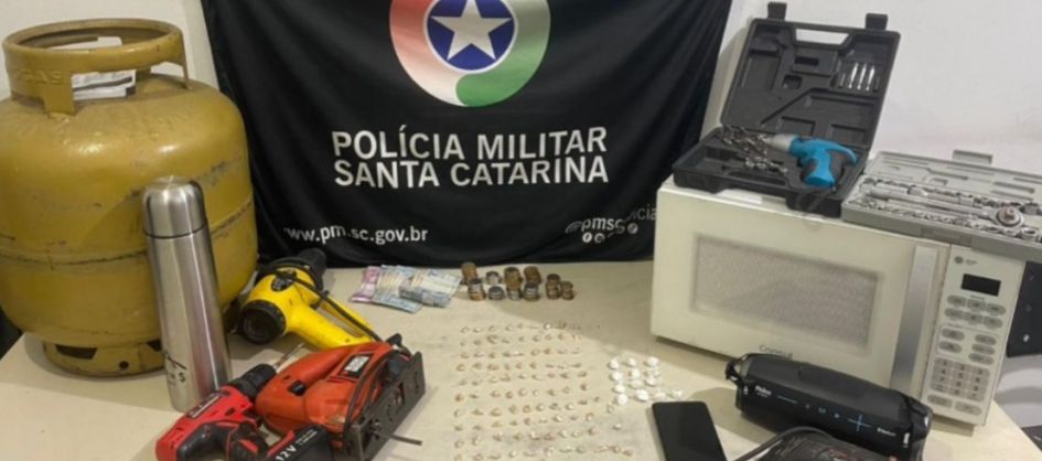 PM apreende mais de 130 pedras de crack e prende suspeitos ...