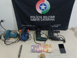 Polícia Militar apreende drogas, arma e dinheiro durante ação no bairro Arapongas, em Araranguá