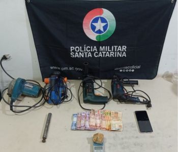 Polícia Militar apreende drogas, arma e dinheiro durante ação no bairro Arapongas, em Araranguá
