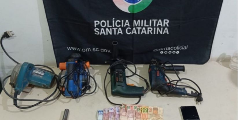 Polícia Militar apreende drogas, arma e dinheiro durante ação no bairro Arapongas, em Araranguá