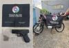 Motociclista é detido com moto adulterada e simulacro de arma após fuga em Maracajá