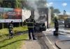 Caminhão é destruído por incêndio em Araranguá nas proximidades da Ponte Giacomo Mazzuco