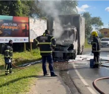 Caminhão é destruído por incêndio em Araranguá nas proximidades da Ponte Giacomo Mazzuco