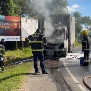Caminhão é destruído por incêndio em Araranguá nas proximidades da Ponte Giacomo Mazzuco