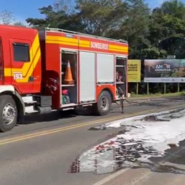Caminhão é destruído por incêndio em Araranguá nas proximidades da Ponte Giacomo Mazzuco