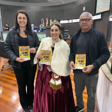 Representantes do turismo de Balneário Arroio do Silva divulgam a 33ª Festa do Peixe durante sessão da Câmara