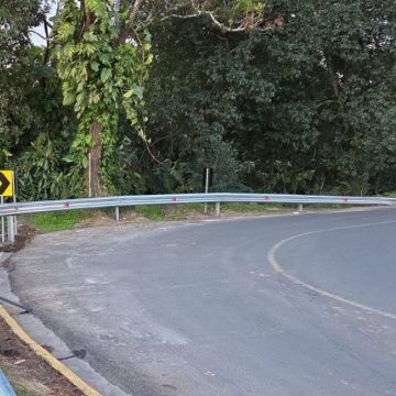 Trecho da Rua Rui Barbosa ganha defensa metálica em Araranguá