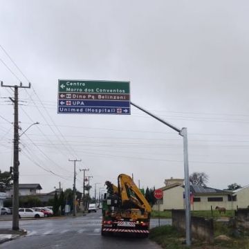 Araranguá instala novos semipórticos para reforçar a sinalização da cidade