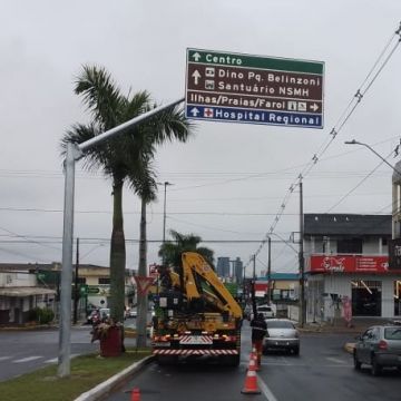 Araranguá instala novos semipórticos para reforçar a sinalização da cidade
