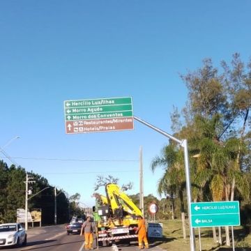 Araranguá instala novos semipórticos para reforçar a sinalização da cidade