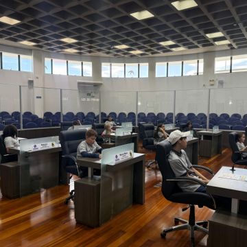 Alunos do CRAS conhecem funcionamento da Câmara em visita institucional