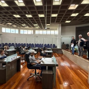 Alunos do CRAS conhecem funcionamento da Câmara em visita institucional