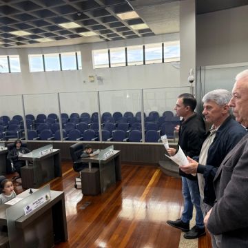 Alunos do CRAS conhecem funcionamento da Câmara em visita institucional