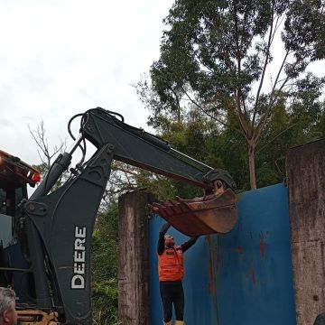 Rio Araranguá sobe após mais de 100 mm de chuva e Defesa Civil fecha comporta no bairro Barranca