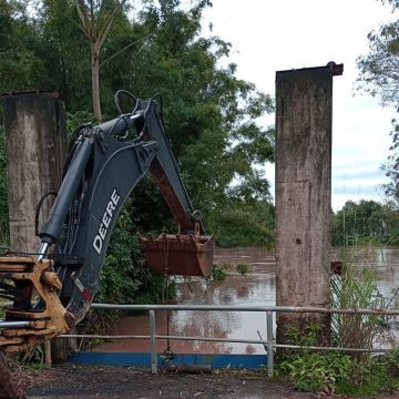 Rio Araranguá sobe após mais de 100 mm de chuva e Defesa Civil fecha comporta no bairro Barranca
