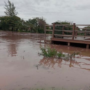 Rio Araranguá sobe após mais de 100 mm de chuva e Defesa Civil fecha comporta no bairro Barranca