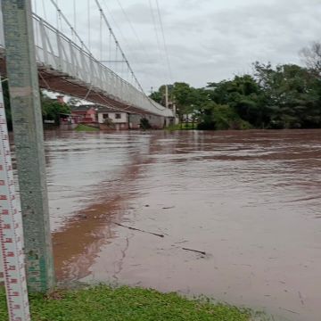Rio Araranguá sobe após mais de 100 mm de chuva e Defesa Civil fecha comporta no bairro Barranca